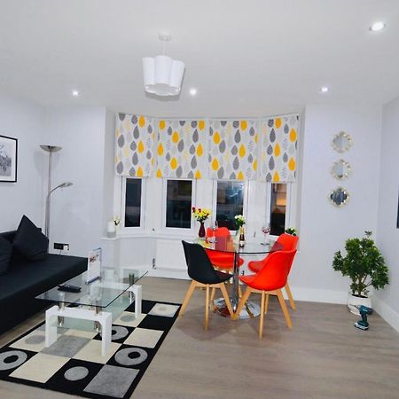 Executive Central Self Contained Flat By Cozynest เรดดิ้ง ภายนอก รูปภาพ