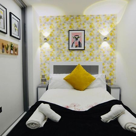 Executive Central Self Contained Flat By Cozynest เรดดิ้ง ภายนอก รูปภาพ