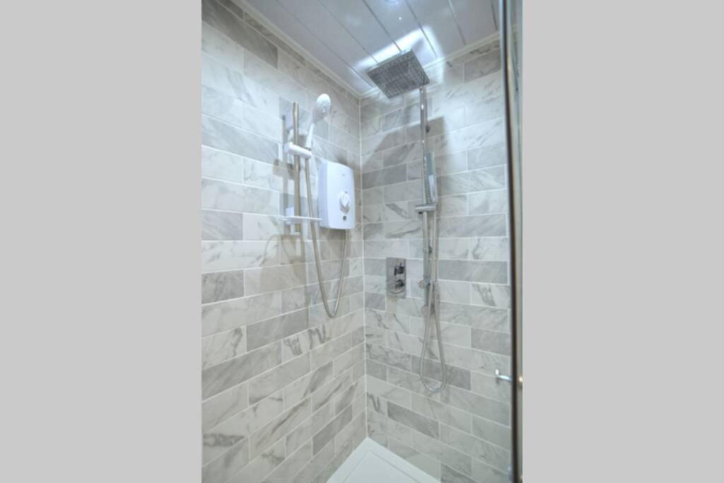 Executive Central Self Contained Flat By Cozynest เรดดิ้ง ภายนอก รูปภาพ