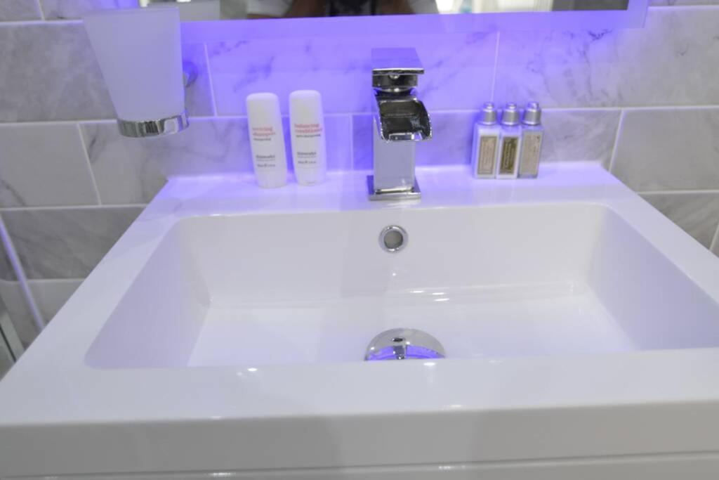 Executive Central Self Contained Flat By Cozynest เรดดิ้ง ภายนอก รูปภาพ