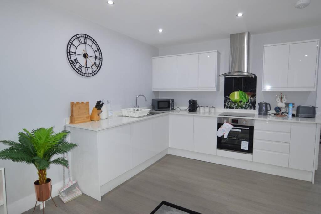 Executive Central Self Contained Flat By Cozynest เรดดิ้ง ภายนอก รูปภาพ