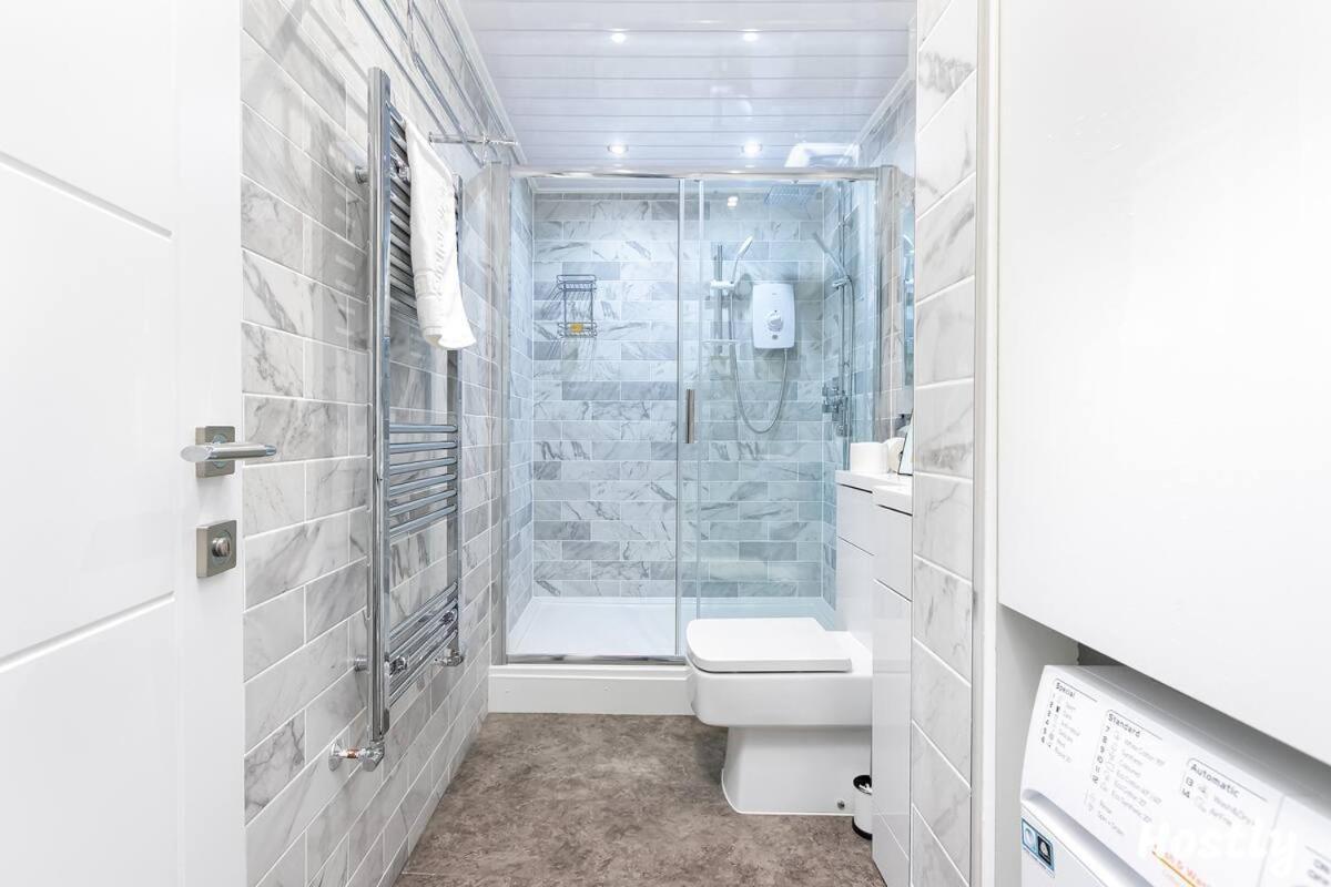 Executive Central Self Contained Flat By Cozynest เรดดิ้ง ภายนอก รูปภาพ