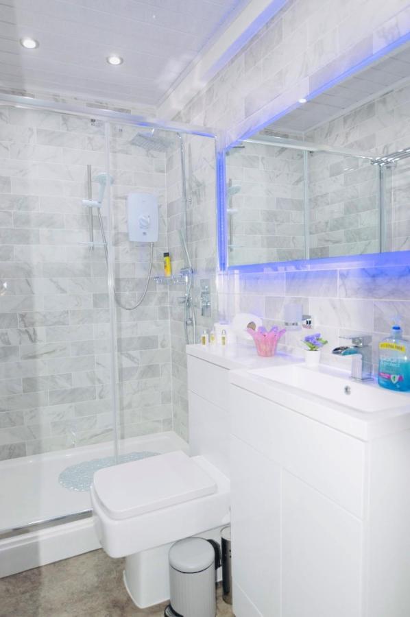 Executive Central Self Contained Flat By Cozynest เรดดิ้ง ภายนอก รูปภาพ